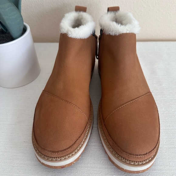 TOMS Tan Suede Leather Faux Fur Lining Cozy Ankle Booties Women’s 9 - Picture 2 of 11